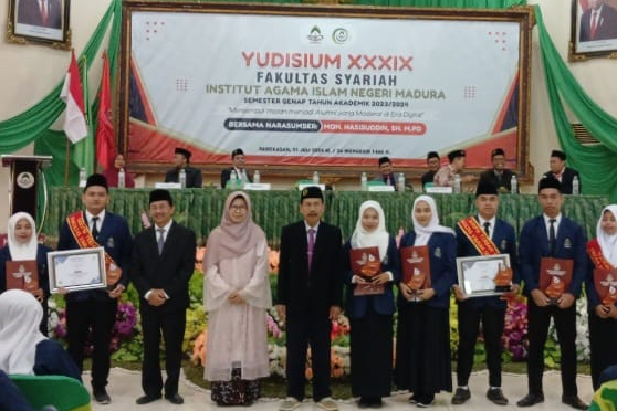 YUDISIUM FASYA KE 39: 18 MAHASISWA PROGRAM STUDI HUKUM TATANEGARA LULUS PERDANA